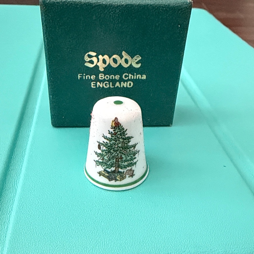 Spode Holiday Thimble - Picture 2 of 6